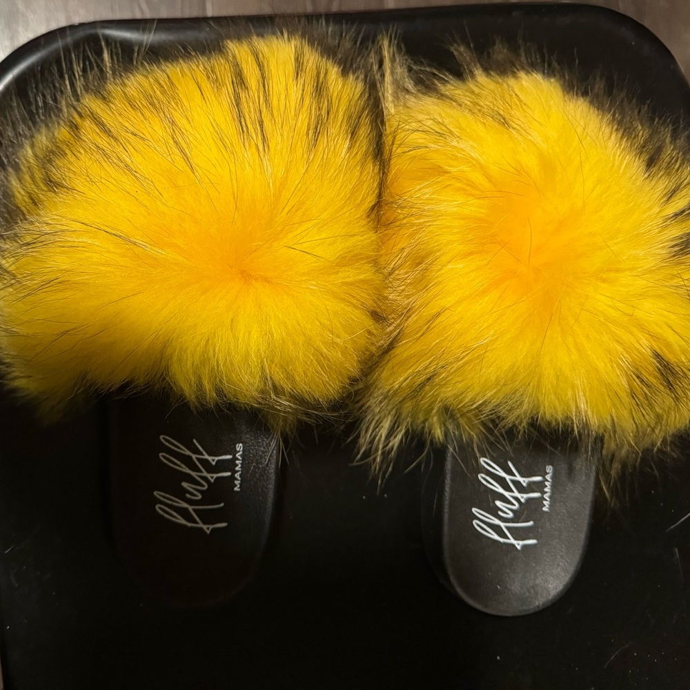 Fluffy yellow raccoon slides pre owned in excellent condition